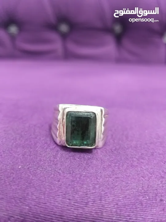 خاتم زمرد زامبي طبيعي لون ذبابي مع اثبات فحص المختبر  natural zambian emerald ring with lab prove