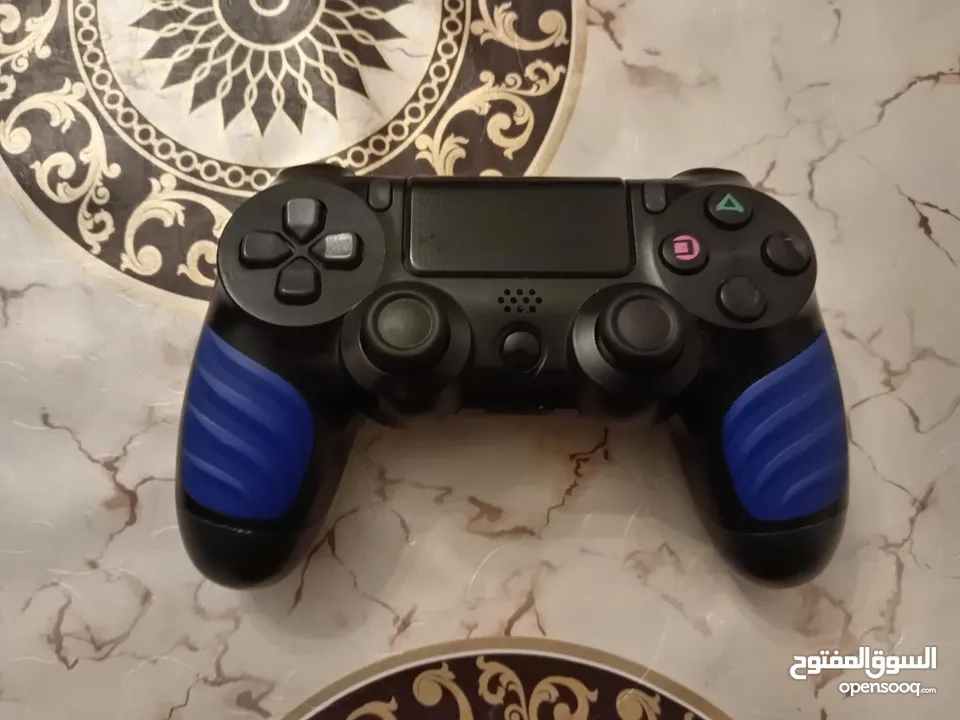 Ps4 slim مع يدتين تحكم للبيع بسعر مثير و4 سيديات للps4