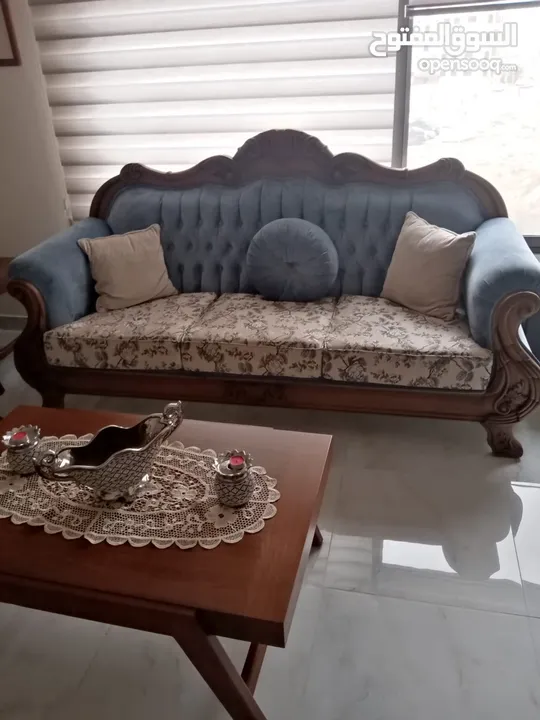 طقم كنب زان 7 مقاعد مع طاولة وسط و طاولتين جانبيات شبه جديد