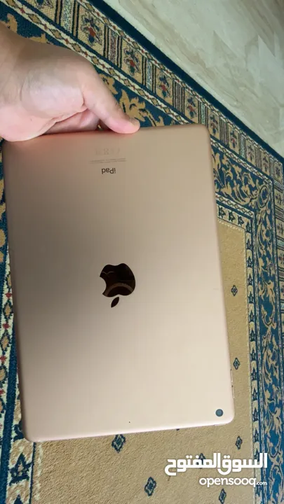 Ipad 8th 32gb لون ذهبي