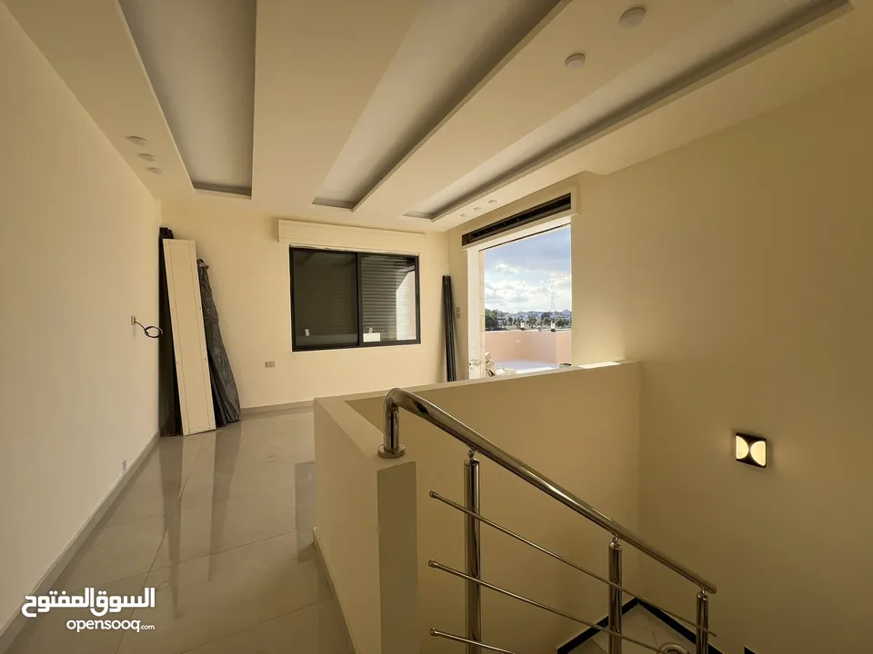 شقة أرضية فاخرة للبيع طريق المطار الحويطي خلف المدارس العالمية .. بسعر لقطة
