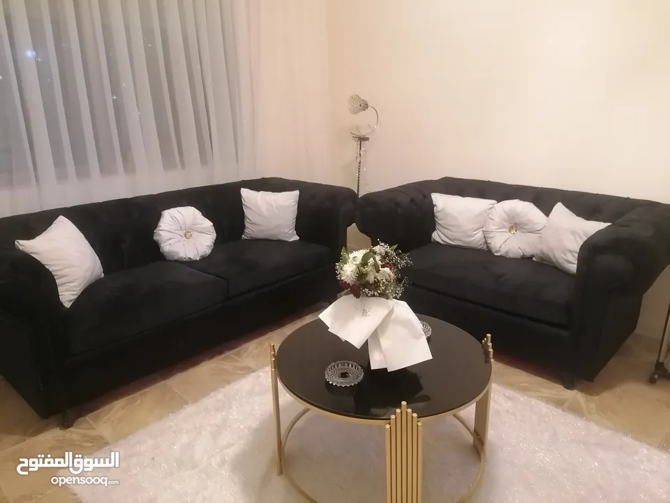 طقم كنب تفصيل مخمل ناعم ثقيل 7 مقاعد جديد غير مستخدم للبيع بسبب ضيق المكان