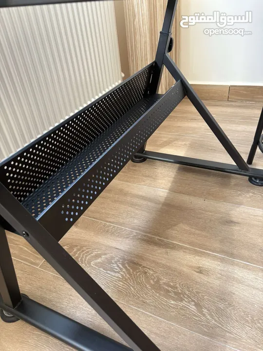 Professional Art Desk and Chair for Sale excellent condition for artists. مكتب وكرسي فني