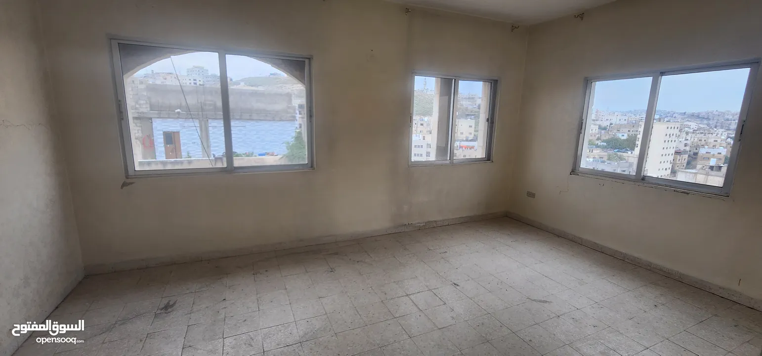 شقه في عماره للبيع حي عدن / جبل النصر قرب مسجد ناصر داود نصر الله