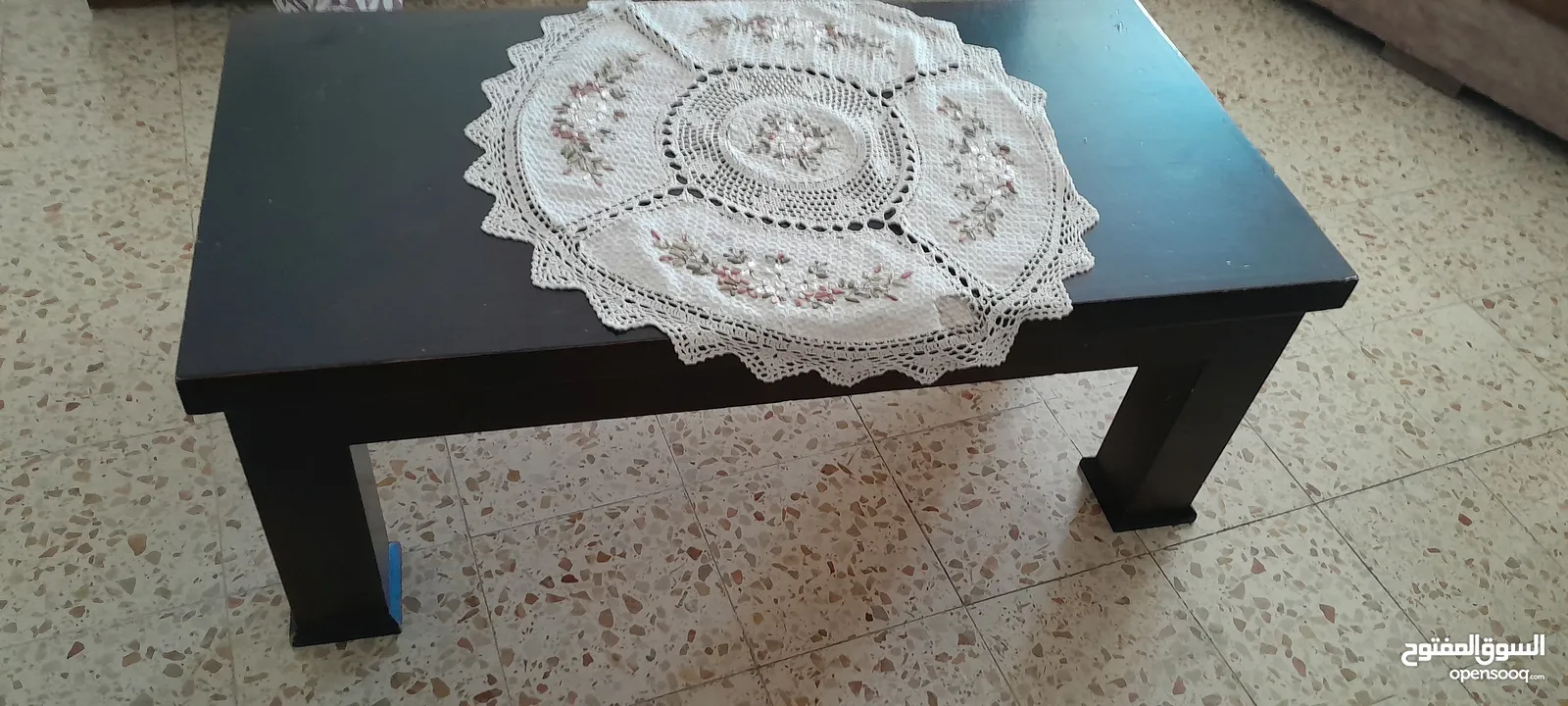 اثاث غرفة جلوس (صالون) بحالة جيدة بجنن اسفنج ناعم لطيف منجد