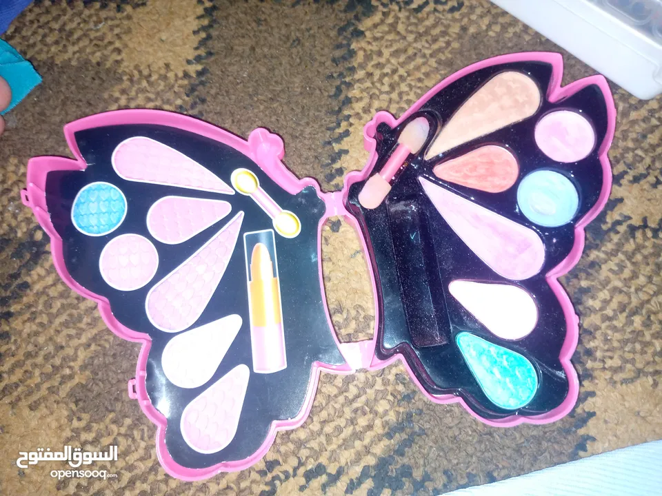 العاب اطفال خرز ومكياج ومطاطات لصنع الكثير من الاكسسوارات مع هديه بسيطه مجهوله