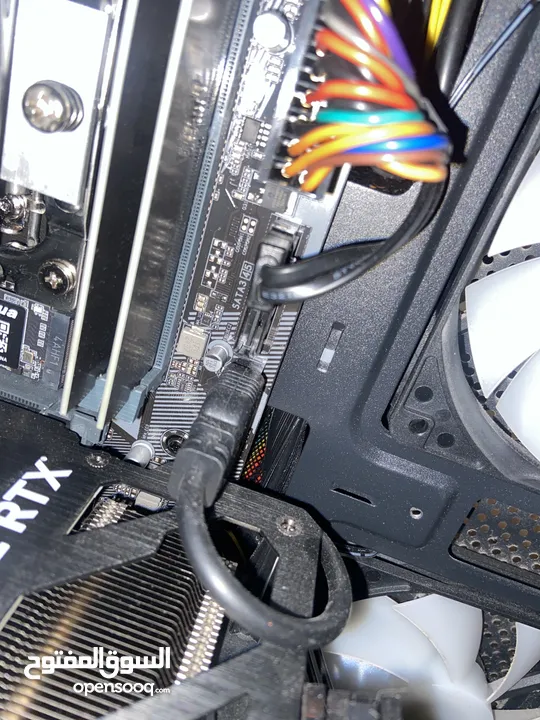 مذربورد gigabyte h610m ddr4 للبيع بحالة ممتازة مع الكرتونه