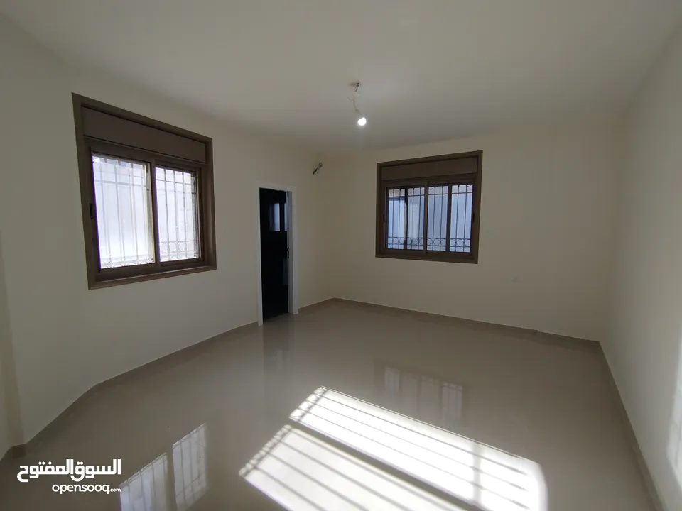 شقه مع حديقه للبيع