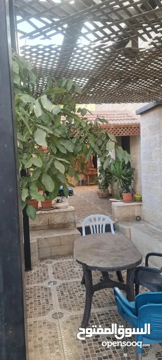 بيت مستقل مع ارض  للبيع بسسب السفر