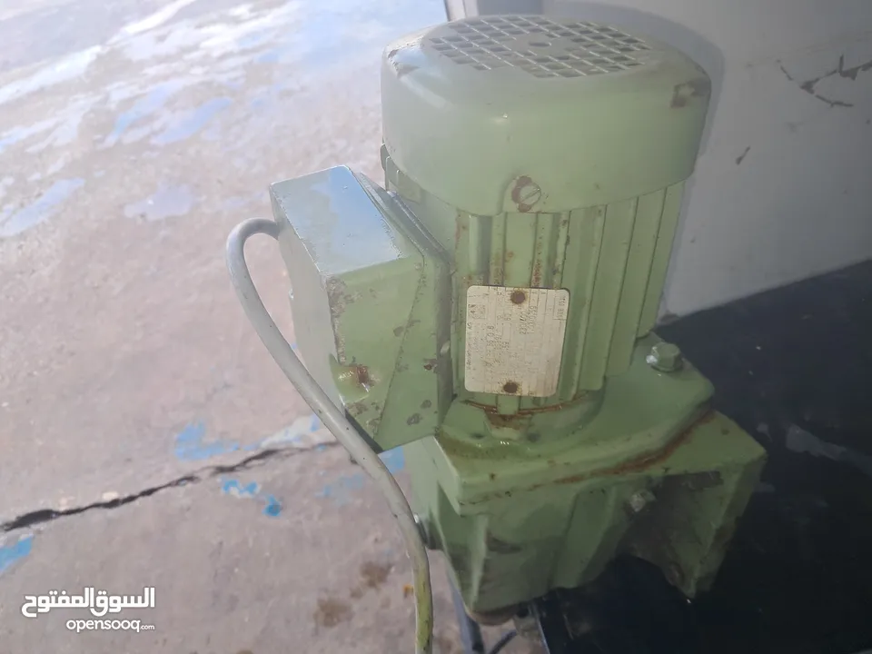 مضخة ماء جديدة وماتورات مع جير مستعمل