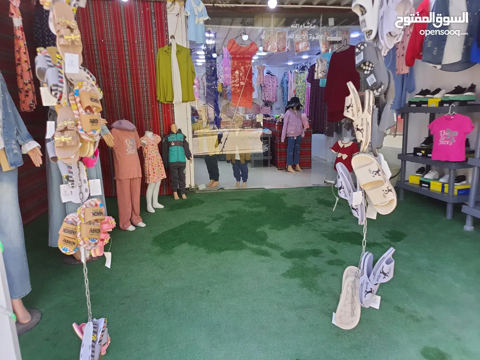محل ألبسه للبيع مع كافة مستلزمات وديكور ولبضاعه او بيع الديكور ولبضاعه بدون المحل