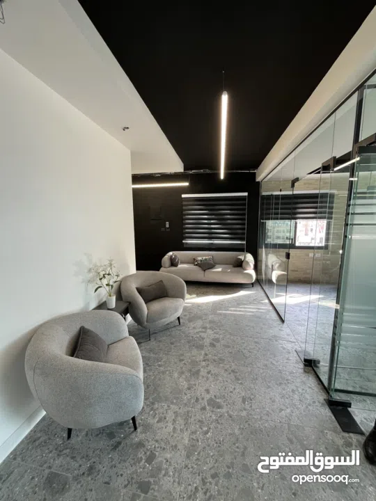 مكتب فخم جدًا للإيجار – تنازل عن عقد إيجار (فرصة مميزة) جاهز للتسليم الفوري