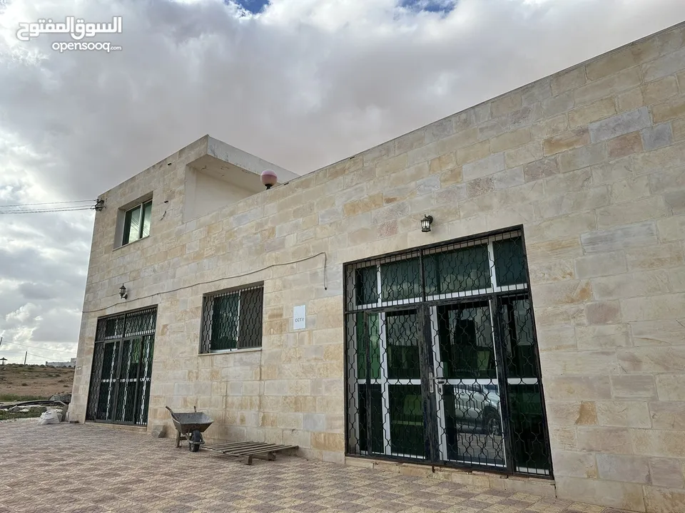 مجمع تجاري وطابق سكني  مساحة البناء الأرضي (المجمع) 400م مربع والطابق الأول (سكني) 150م مربع