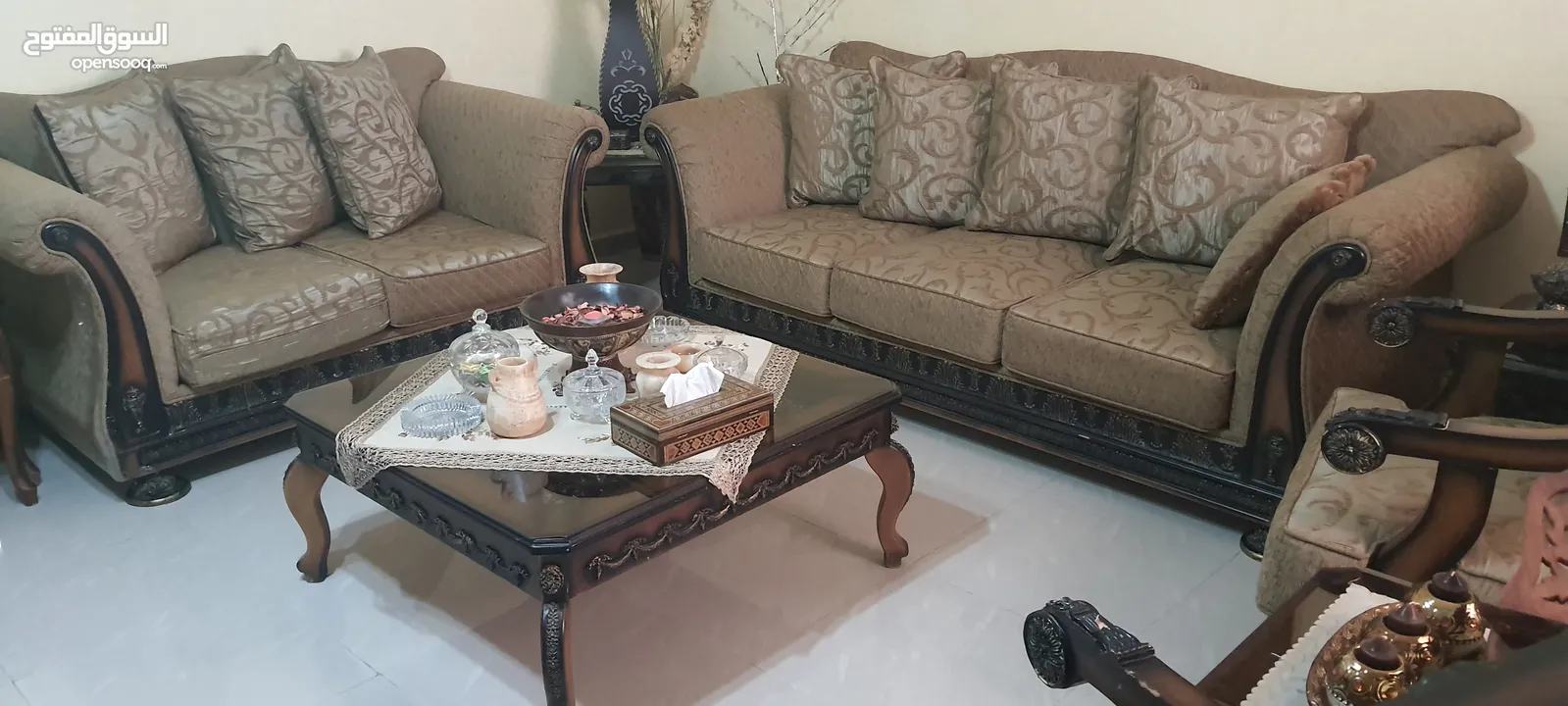 غرفة ضيوف مع طاول وسط للبييييييييع