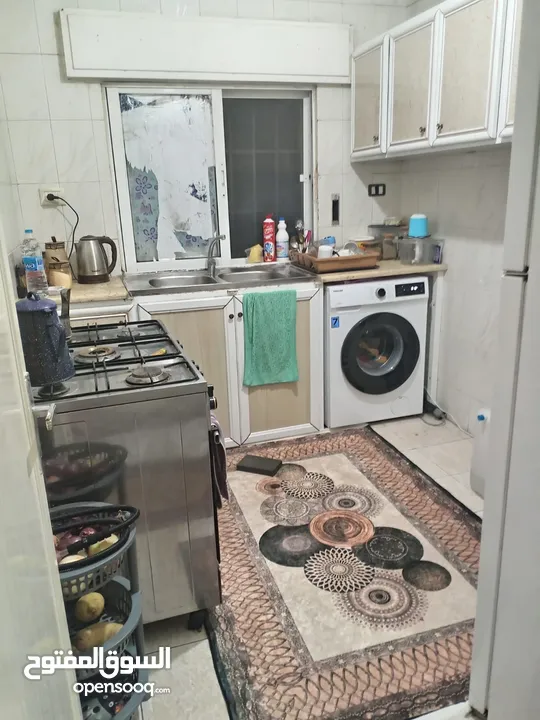 شقة للبيع خلف دوار القبة اربد موقع هادىء ومميز 3 غرف وبلكونه ومطبخ وحمامين وصالون تصلح كسكن واستثمار