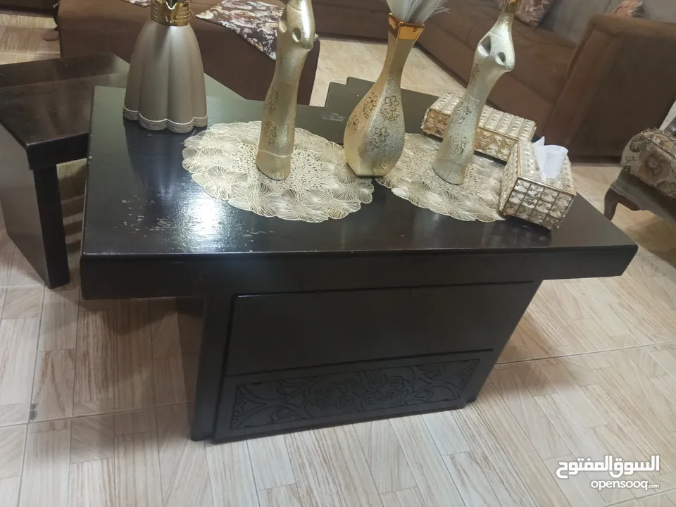 طاولات وسط 1 حجم كبير معها 4 سيرفيس 2 كبير و 2 صغير