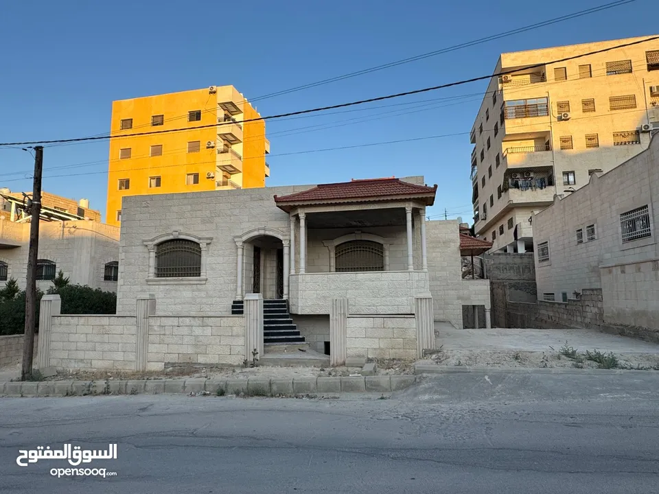 بيت طابقين. ضاحية المدينة أخو برش