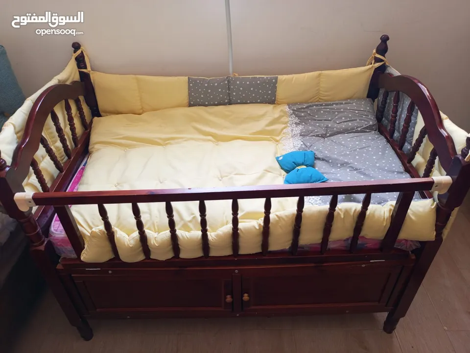 سرير بيبي مع سرير هزاز خشب زان