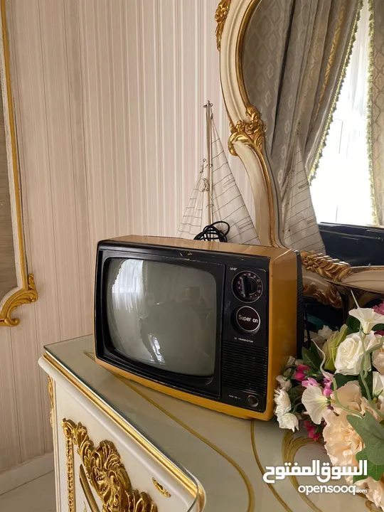 تلفزيون وتلفون قديم للبيع من السبعينات