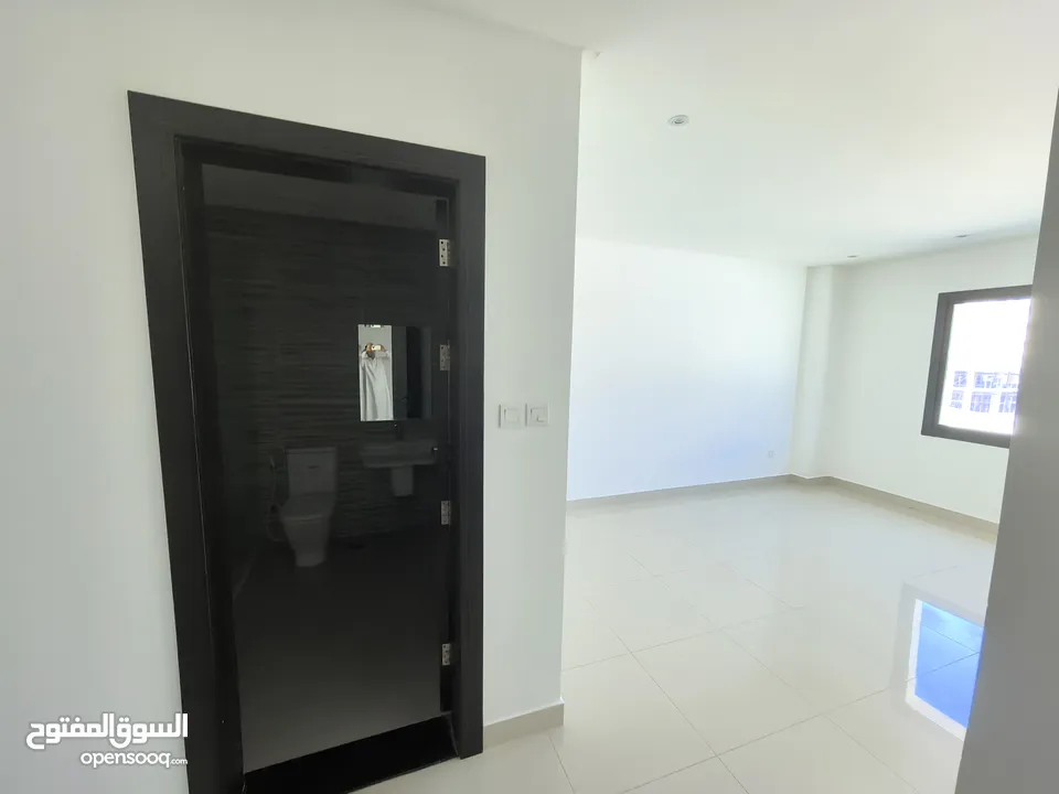 للايجار شقه سكنية نظيفة جدا مع التكييف .مكونة من.  غرفتين صالة ومطبخ  وحمامين موقع ممتاز