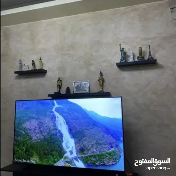 طاولة تلفزيون مع 3 رفوف تعليق للبيع