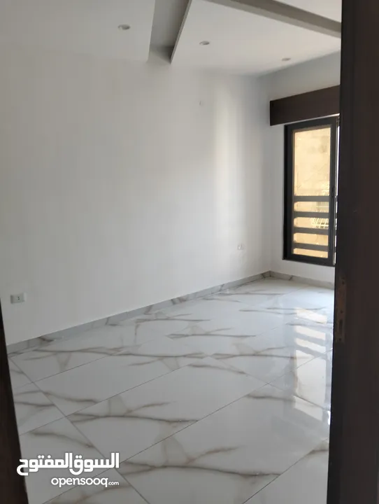 شقة سكنية الياسمين -عمارة القيسي - تبعد عن تاج مول دقيقتين - إيجار سنوي لعرسان جدد أو عائلة صغيرة -