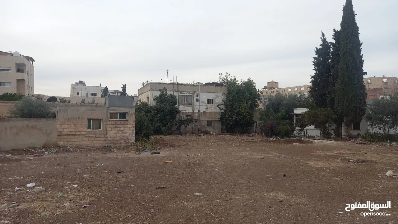 مبنى مكون من طابقين على قطعة ارض