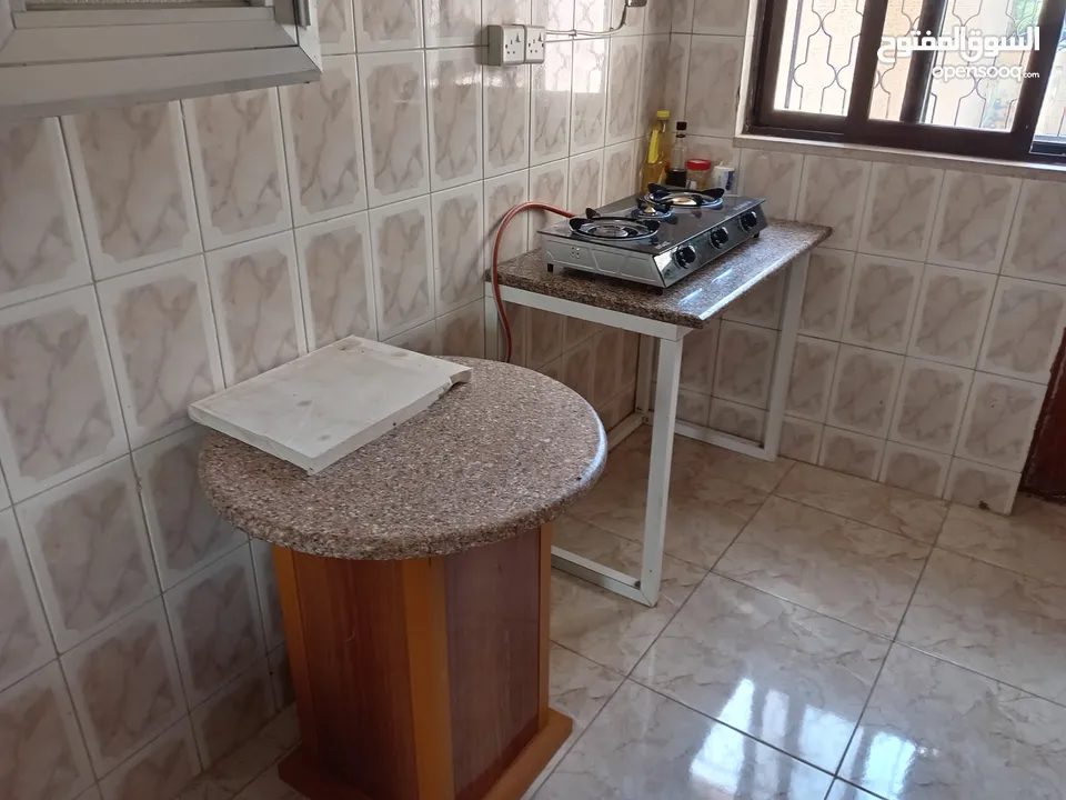 مطبخ المنيوم قديم و لكن بحالة جيده للبيع