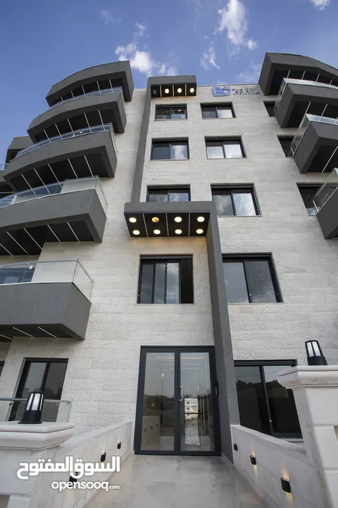 شقة مميزة طابق ثالث مع روف مساحة 160متر مع روف50 مترفي شمال عمان الجبيهة-حي المنصور مشروع BO517
