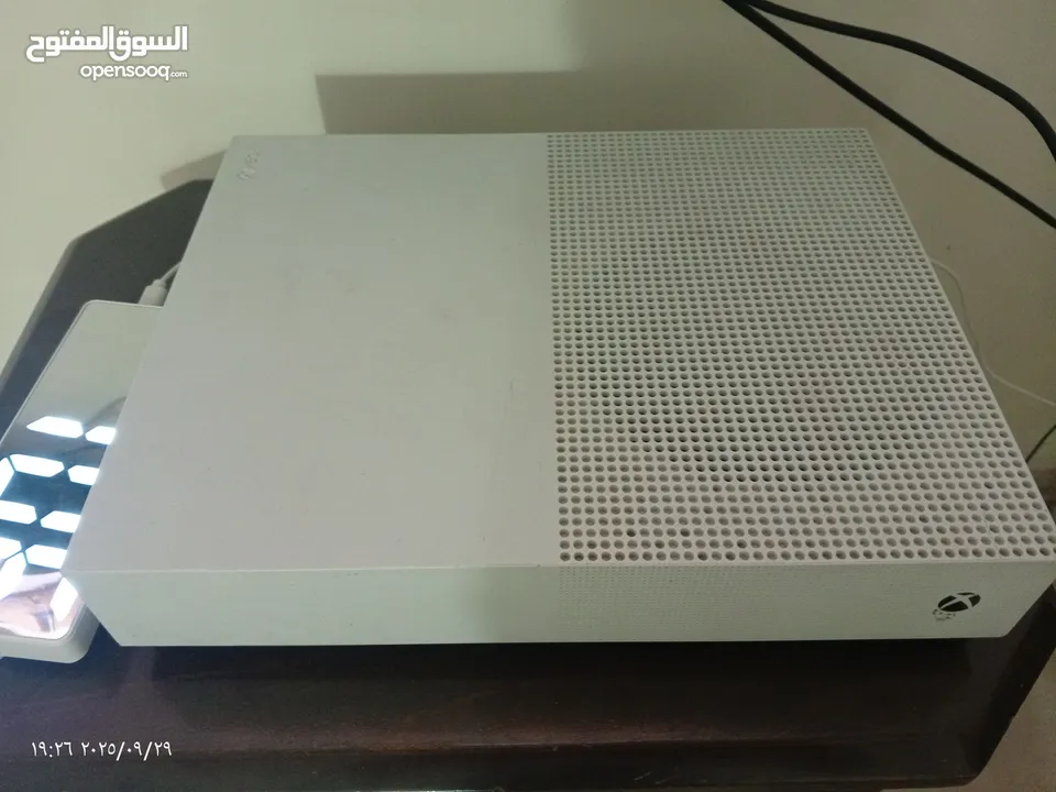 Xbox one s اكس بوكس جديد نظيف مستعمل اخو الجديد مع اي تحكم اصليه وحماله هاتف هديه مجانا بسعر حريقه