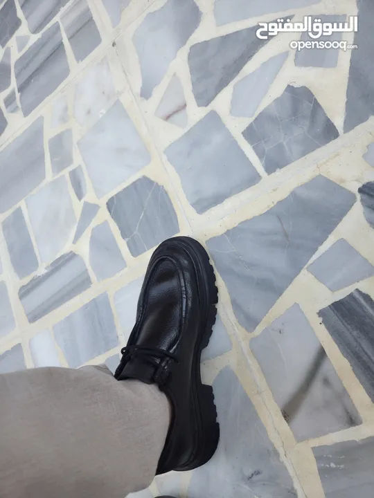 حذاء اسود ( لمن يهتم باناقته )