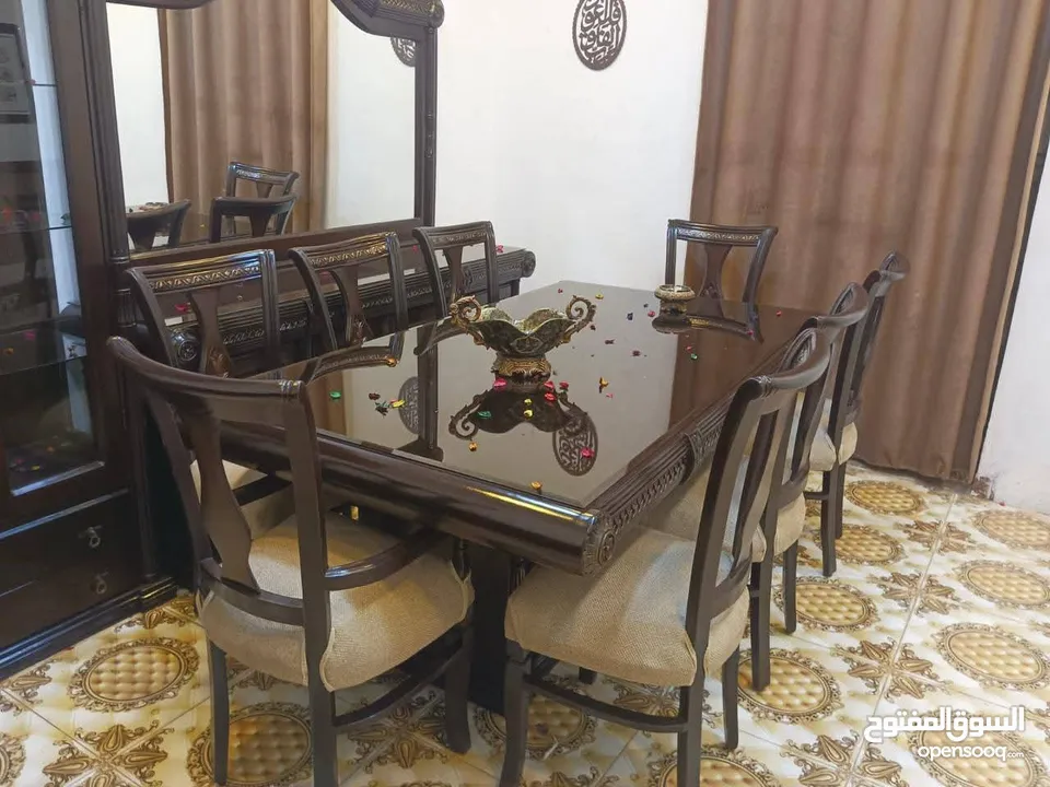 بسم الله الرحمن الرحيم السلام غرفة سفره فخمه تفصيل ثقيل مصنوعه من خشب الزان ول لاتيه وقشرت الزيتون ت