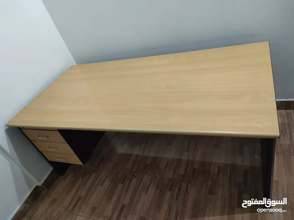 desk 180*90 cm in good condition 7 KD only