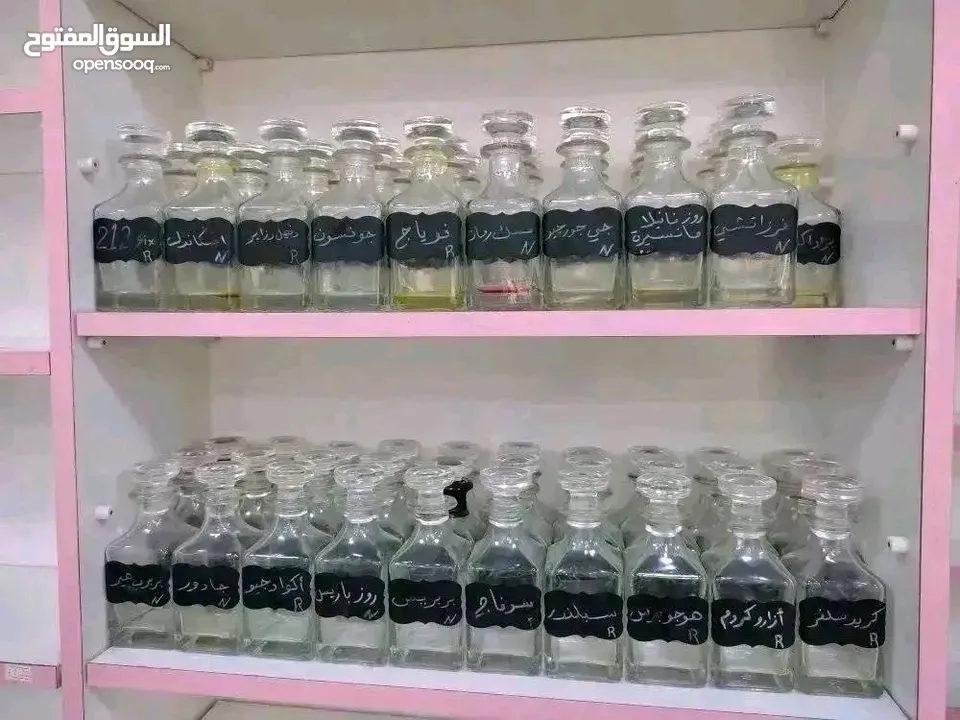 ديكور محل اكسسوارات خشب  يصلح لعدة مصالح مع ستاندات حديد وخشب وهوكات بحالة الجديد