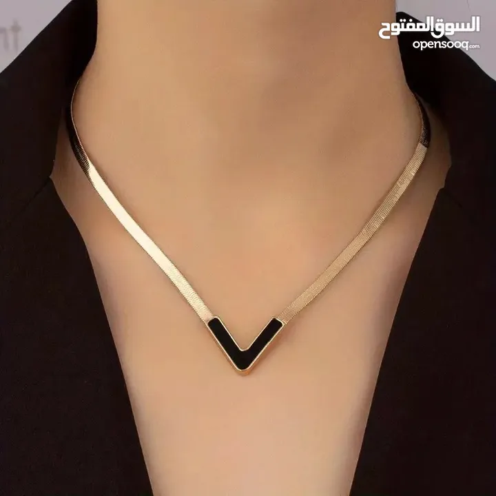 V-Shaped Pendant Necklace With Geometric Earrings Set