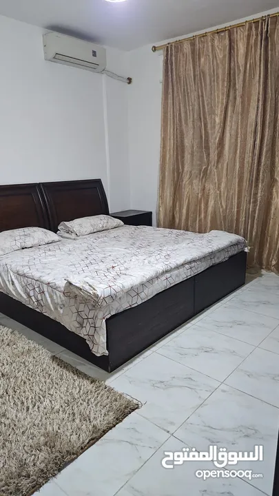 شقه مفروشه ديلوكس كاملة الخدمات للايجار الشهري او السنوي في عمارة سكنيه مخدومة يوجد حارس للعمارة