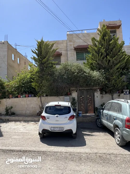 منزل للبيع في مادبا منطقة هادئة وبجانب كل الخدمات مساحة البناء 160 متر ومساحة الارض 330 متر .