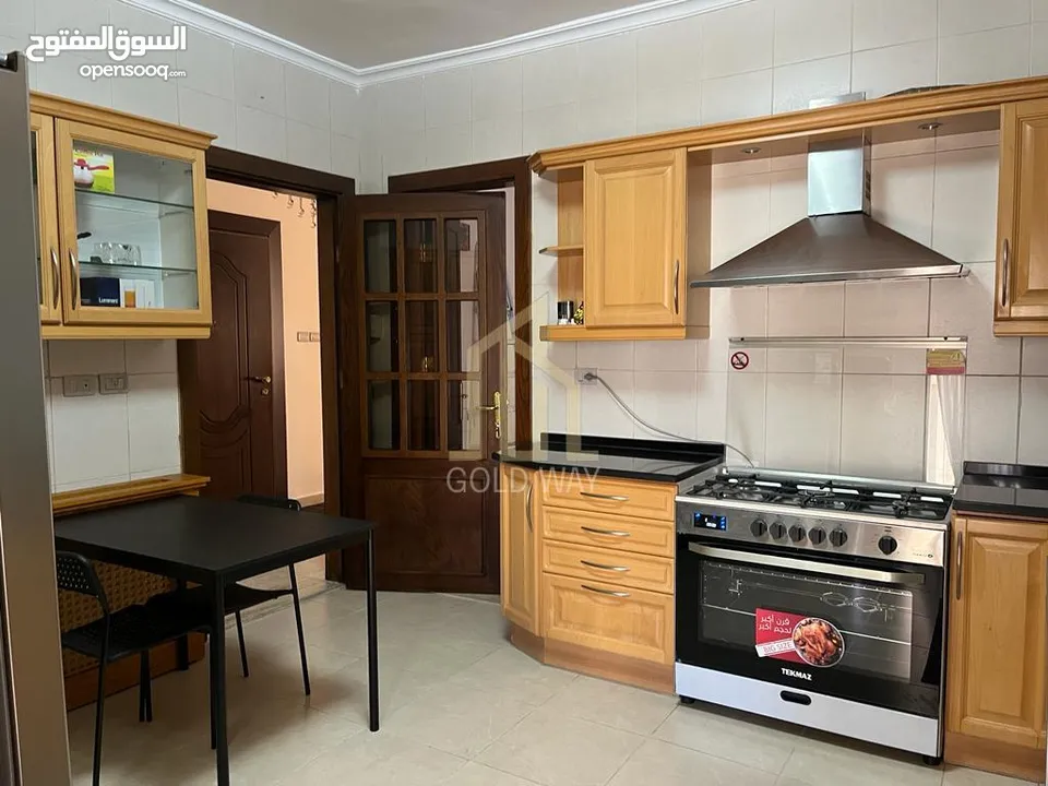 في أرقى مناطق عبدون شقة طابق ثالث 210م لم تسكن بسعر مميز / ref 7050