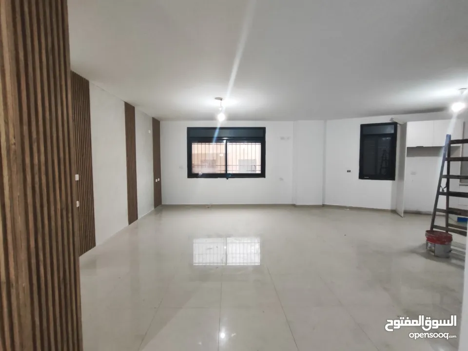 شقة غير مفروشة مع حديقه للايجار في عين مصباح