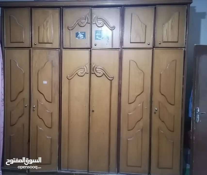 غرفه نوم موديل قديم خشب جيد ولا يوجد كسر فيها بحاله جيده