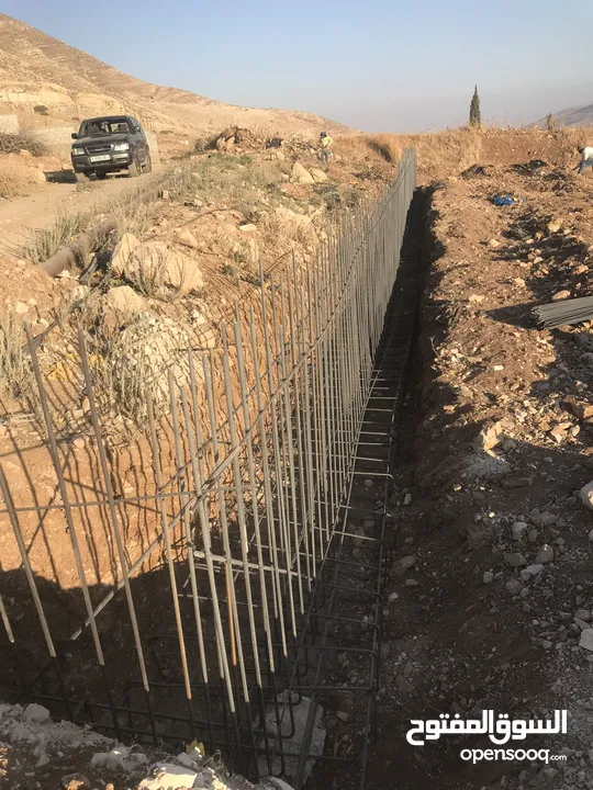 ارض للبيع في النصارية مطلة على جميع الجهات ما بسكر عليها حدا وصحية واصل مياه وكهرباء مع جدار جنوبي