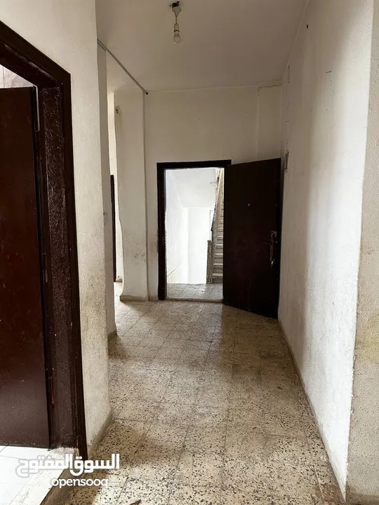 شقة للإيجار في الزرقاء بجانب مدرسة الأمير حمزة في حي الأمير محمد  - من المالك مباشرة