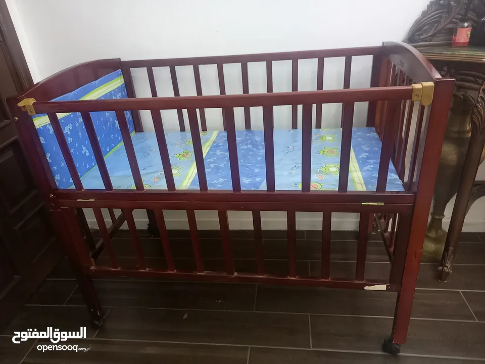 تخت بيبي فيه مستويات للفرشه