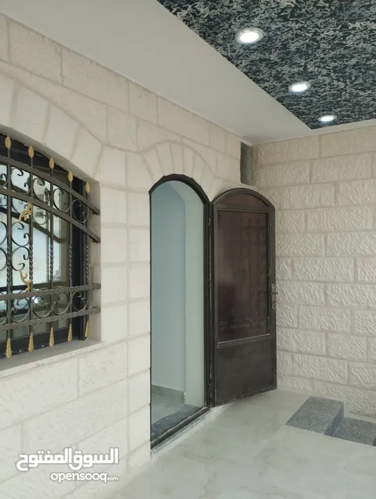 شقة طابق ثاني بافضل مواقع الزرقاء الجديدة شارع الفلاتر بالقرب من salezi woman
