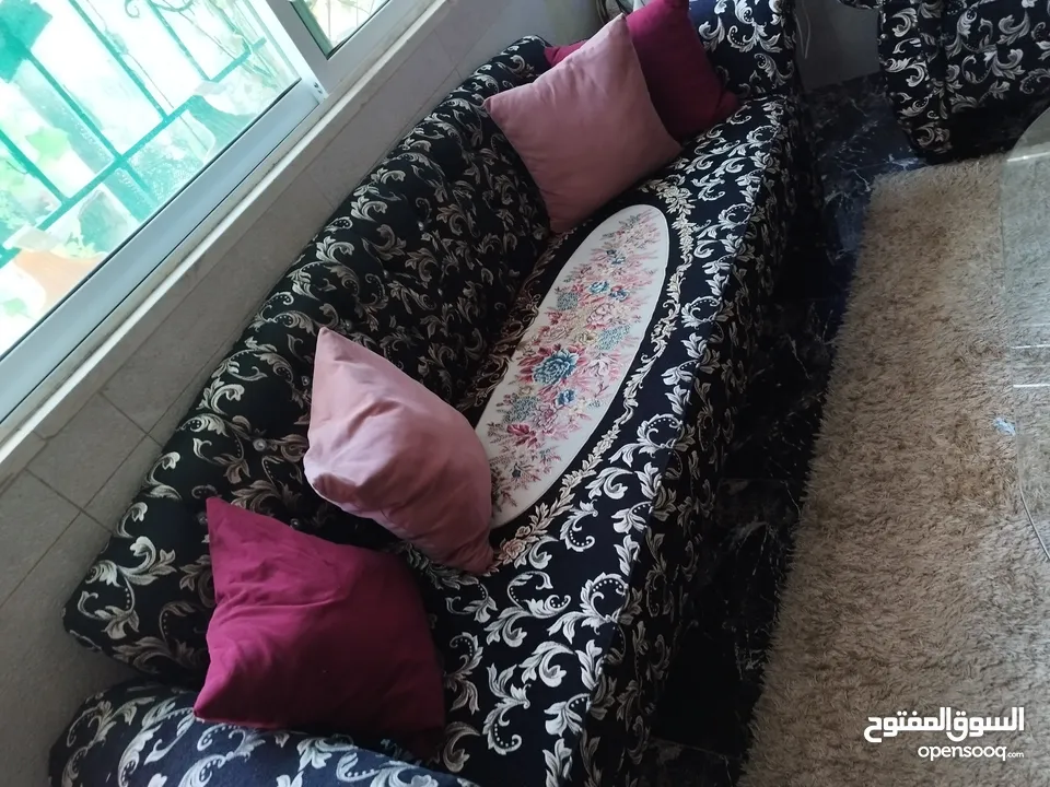 طاولة وسطية معدن وزحاج وتنين جانبيات خشب اسود ايكيا وسجلونتين ثلاثية  بتفتح بكس ثنائية وكرسين انتيكا