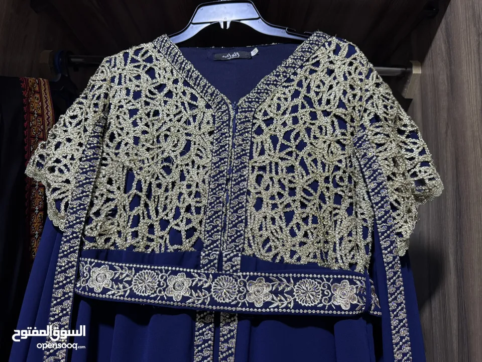 فستان باللون الكحلي والذهبي للبيع بسعر رمزي