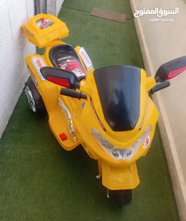 سيارة أطفال مستعملة شبه جديدة