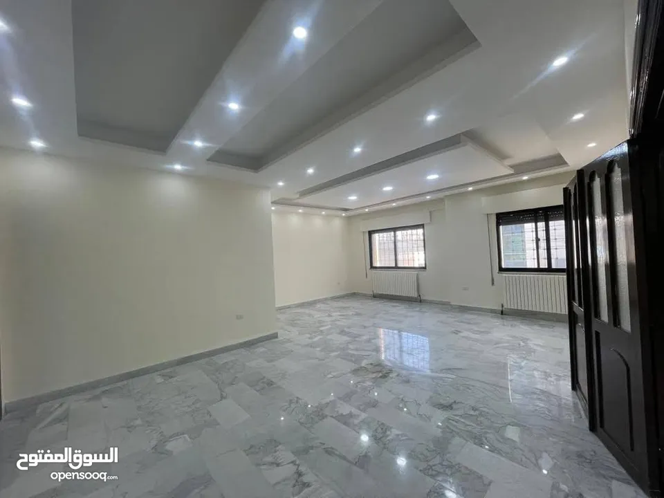 شقة للبيع أرضية مع حديقة وترسات واسعة مدخل مستقل وكراج خاص بسعر مغري