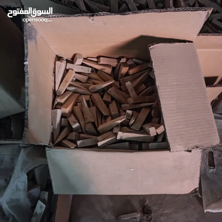 اسافين خشب مستعملة للبناء الحجر