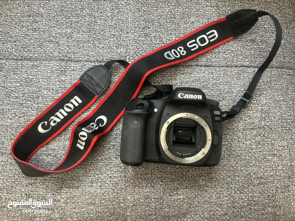 كاميرا Canon 80D شبه جديدة للبيع مع عدستين احترافيتين (75-300mm + 50mm) واكسسوارات كاملة